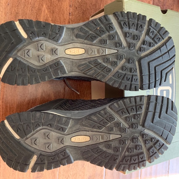 Keen Women’s Aphlex waterproof shoes size 9 - Picture 2 of 6